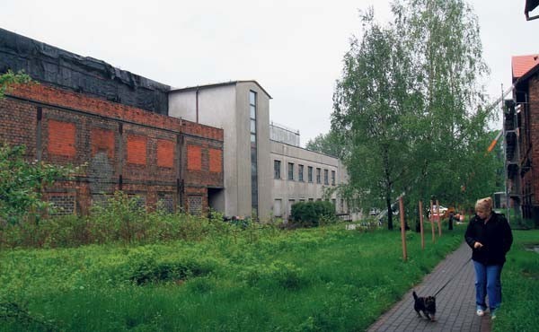 Budowę hali przy ulicy Wolności rozpoczęto jeszcze w latach 80. Budynek jest jednak w stanie surowym