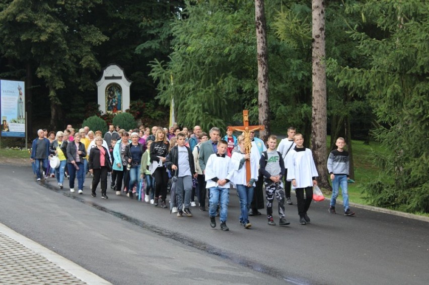 100-lecie koronacji obrazu w Zawadzie. Mimo pandemii pielgrzymują pieszo do sanktuarium Matki Bożej [ZDJĘCIA]