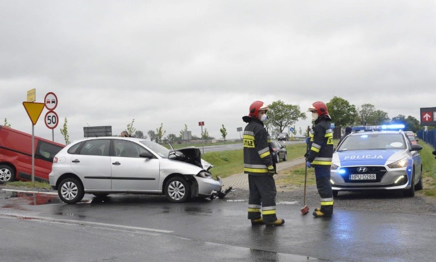 Zderzenie dwóch aut na drodze DK5 na skrzyżowaniu dróg w kierunku Stare Oborzyska - Kurowo