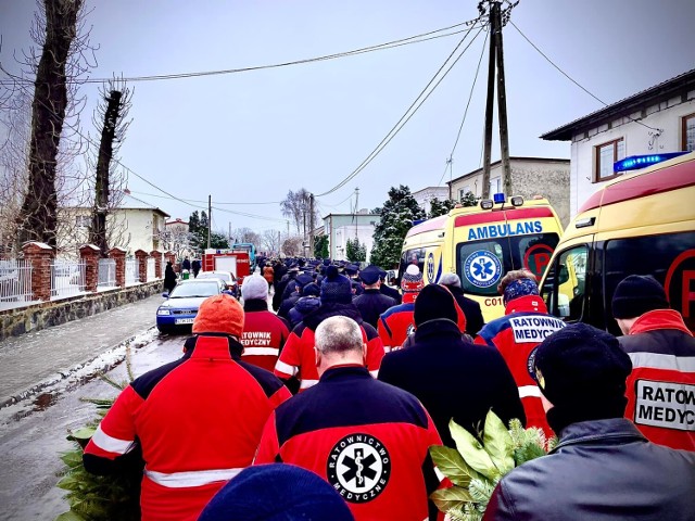 Tłumy pożegnały strażaczkę Ewelinę, która zginęła w wypadku samochodu strażackiego jadąc do akcji z OSP Czernikowo. Pani Ewelina była związana ze szpitalem w Golubiu-Dobrzyniu. Nasi ratownicy oddali jej hołd