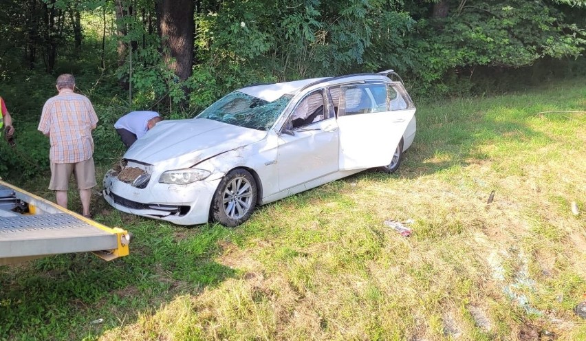 Wypadek na DK94 w Jadownikach, samochód osobowy zderzył się z ciągnikiem, jedna osoba ranna. Zdjęcia