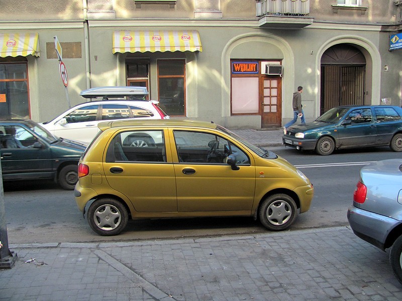 Kalisz: Wypadek na ulicy Sukienniczej. Matiz potracił pieszą. ZDJĘCIA