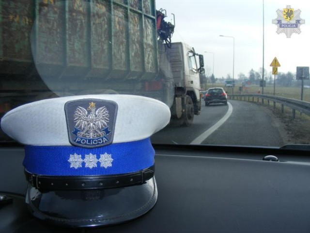 Powiat nowodworski. Policjanci z ruchu drogowego kontrolowali busy, autobusy i samochody ciężarowe w ramach kolejnej odsłony akcji “Truck and Bus”.