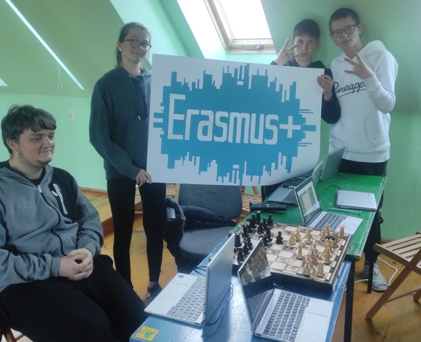 Szachiści z Technikum nr 3 uczestniczyli w międzynarodowym turnieju online. Zawodników z różnych stron świata połączył Erasmus+