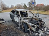 Gdańsk: spłonęło auto "na minuty". Wstępne zgłoszenie dotyczyło tylko wybitej szyby. Nad sprawą pracują kryminalni. Zdjęcia