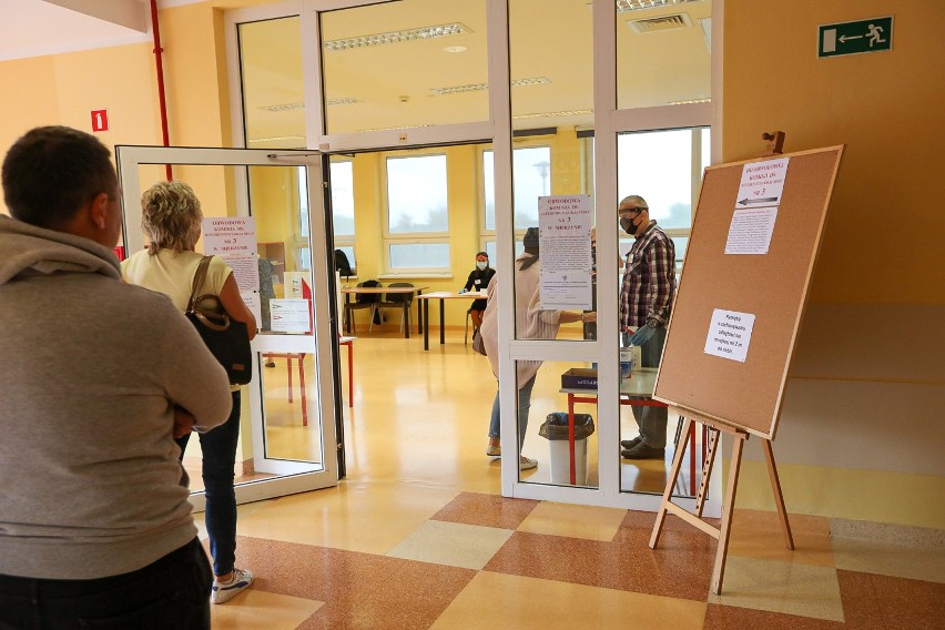 Mieszkańcy gminy Dobra głosują w sprawie odwołania wójta. Są przypadki złamania ciszy wyborczej