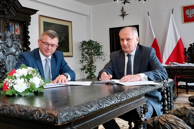 Umowę podpisali wojewoda Dariusz Drelich oraz Tomasz Pisarek z zarządu powiatu kwidzyńskiego
