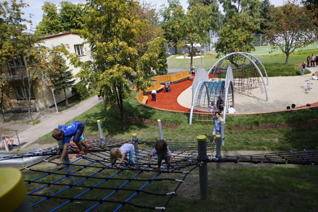 Warszawska Strefa Rodziny. Teraz dzieciaki mogą szaleć na nowym placu zabaw na Podzamczu [ZDJĘCIA]