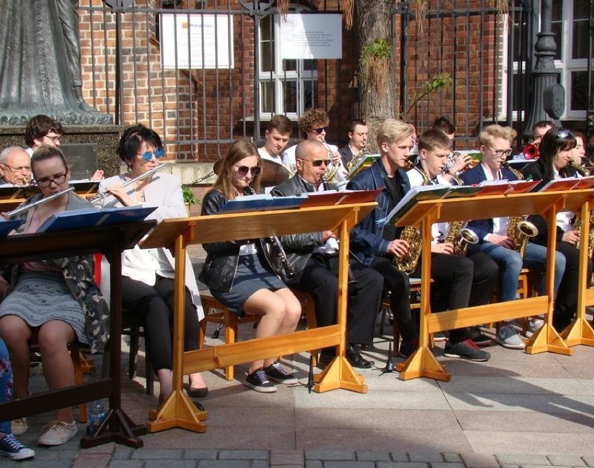 Oświęcim. Salezjańska orkiestra dęta zagrała uliczny koncert na początek dnia otwartego w swojej szkole [ZDJĘCIA]