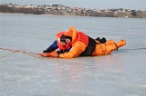 Zawory. Strażacy z powiatu kartuskiego ćwiczyli akcje ratunkowe na lodzie pod okiem instruktorów