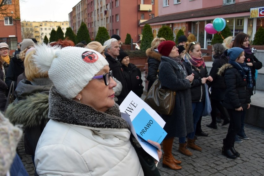 "Silne nie brutalne". Stargardzka odsłona Międzynarodowego Strajku Kobiet [zdjęcia, wideo]