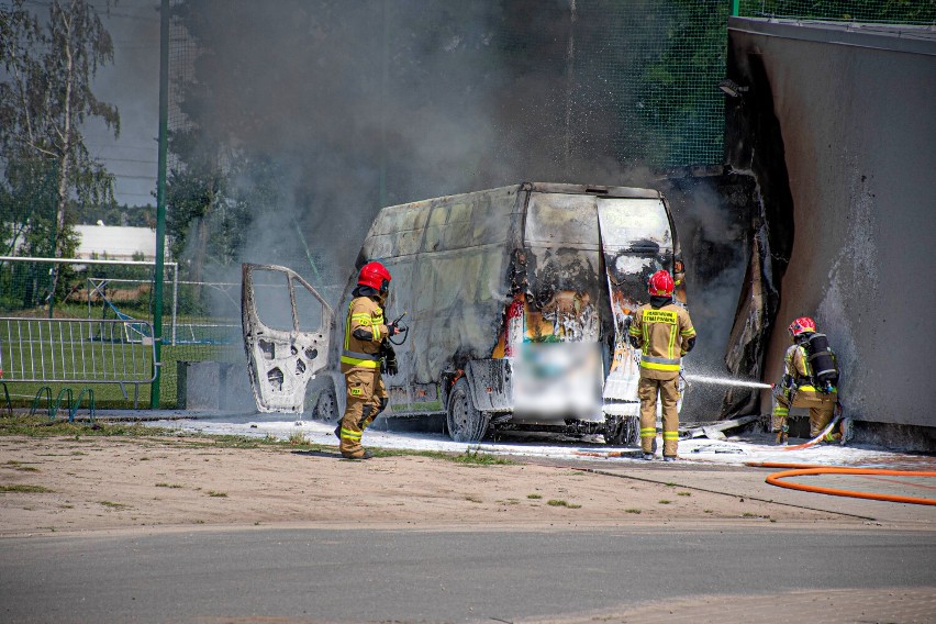Na Błoniach spłonął bus i uszkodzona została elewacja szatni [ZDJĘCIA]