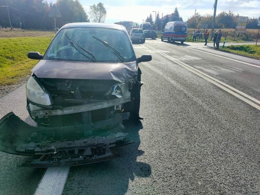 Gmina Wielka Wieś. Wypadek na drodze krajowej nr 94 w Bęble. Jedna osoba poszkodowana