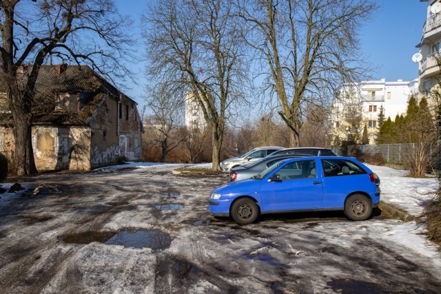 Dziki parking działa na prywatnym terenie osoby fizycznej.