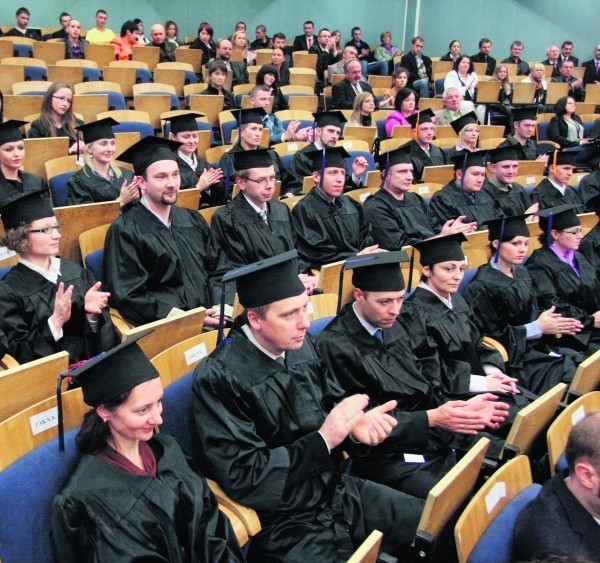 Studenci WSB-NLU podczas uroczystej inauguracji roku akademickiego na swojej uczelni