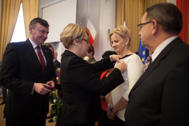 Medale dla pracowników Urzędów Pracy wręczyła wojewoda Jolanta Chełmińska