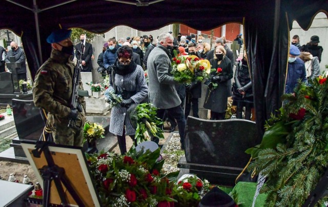 Prof. Adam Marcinkowski z Bydgoszczy zmarł w niedzielę 6 grudnia. W wigilię Bożego Narodzenia skończyłby 78 lat. Pogrzeb odbył się na Cmentarzu Nowofarnym przy ul. Artyleryjskiej 10 w Bydgoszczy.