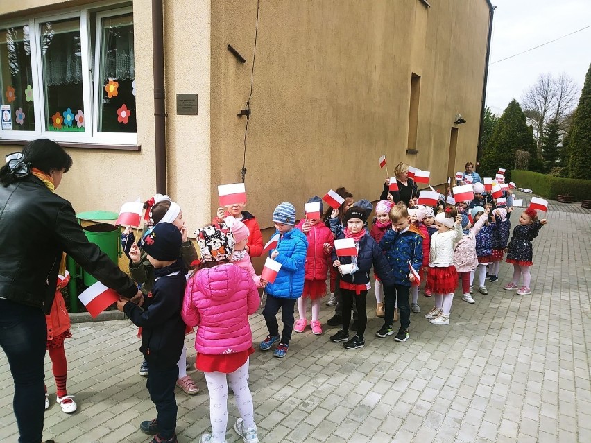 Obchody Dnia Flagi i Święta Konstytucji 3 Maja w szkołach i przedszkolach w Tomaszowie [ZDJĘCIA]