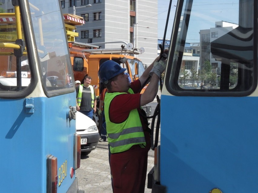 Wrocław: Autobus MPK zderzył się z tramwajem. Są ranni (ZDJĘCIA)