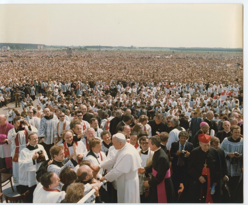 Władza liczy się z trupami, czyli papieska wizyta w Gnieźnie