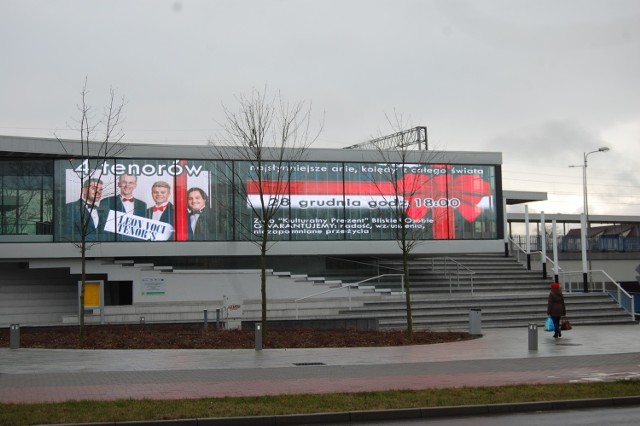 O koncercie czterech tenorów w SCK mieszkańcy Solca informowani są m.in. za pomocą wielkiego telebimu znajdującego się na frontonie nowego dworca PKP.