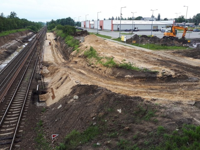 Nowy przystanek kolejowy Łódź Retkinia powstaje przy ulicy Maratońskiej koło centrum handlowego. Budowane są też Łódź Warszawska i Łódź Radogoszcz Wschód. Inwestycja warta jest 49 mln zł i ma dofinansowanie unijne.

CZYTAJ DALEJ NA NASTĘPNYM SLAJDZIE