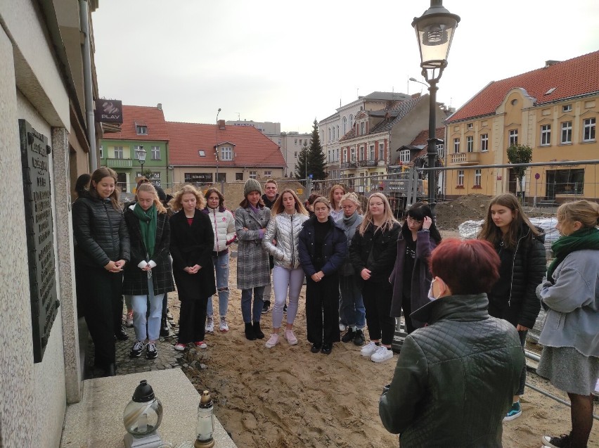 Szamotuły. Młodzież ze Skargi w akcji "Zapal znicz pamięci"