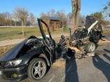 BMW wypadło z drogi koło Trzcianki. Nie żyje trzech młodych mężczyzn, czwarty walczy o życie!