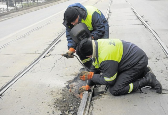 Mieszkańcy twierdzą, że robotnicy szlifują szyny w dzień, w czasie komunikacyjnego szczytu. ZIKiT odpiera: to naprawa awaryjna