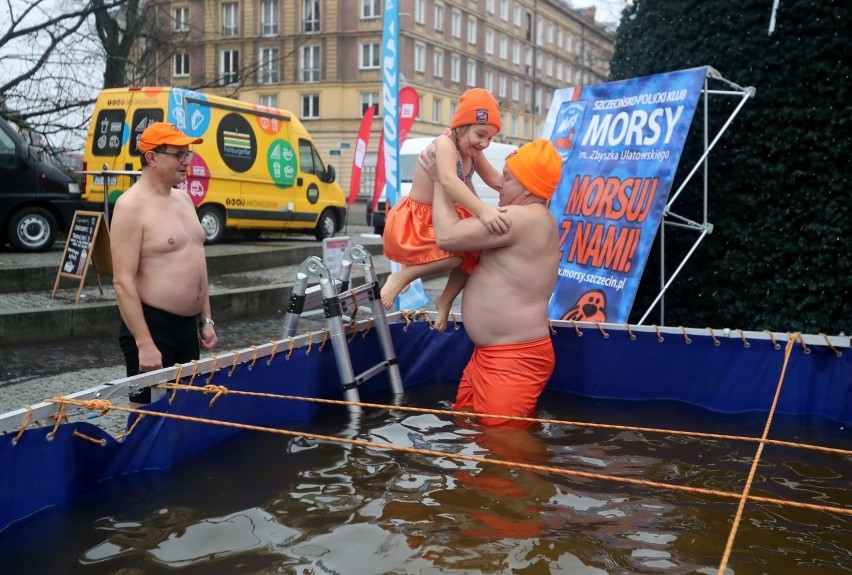 Szczecińskie morsy wykąpały się... w basenie na świątecznym jarmarku [ZDJĘCIA]