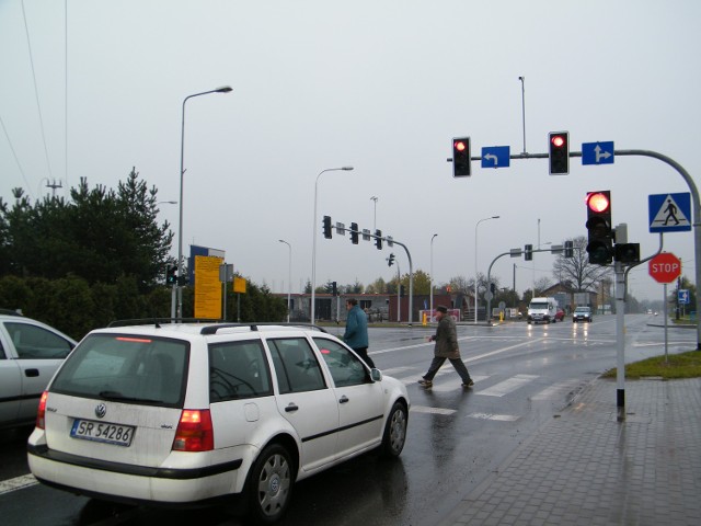 Nowy znak, nakazujący jazdę w lewo, wprowadził małe zamieszanie.