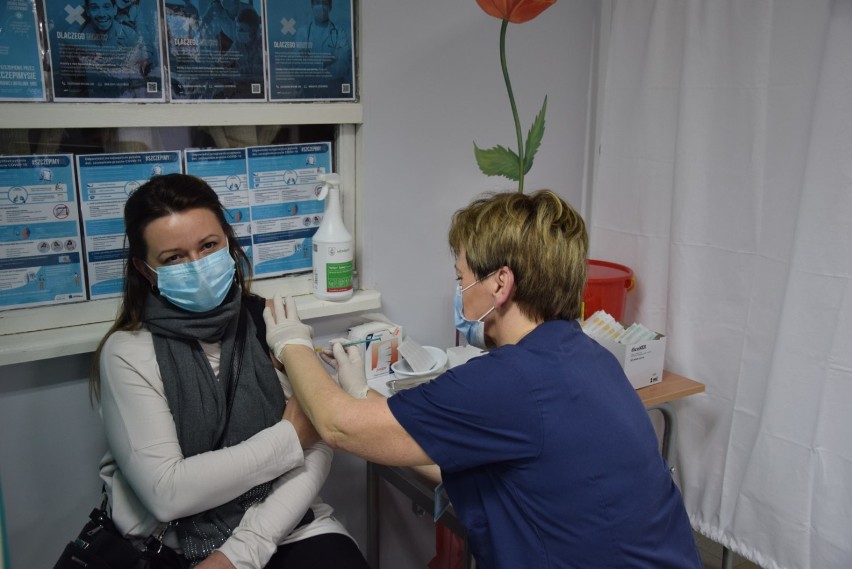 Pierwszy dzień szczepień przeciw Covid-19 w Pruszczu. Zaszczepiono ponad 100 osób!|ZDJĘCIA