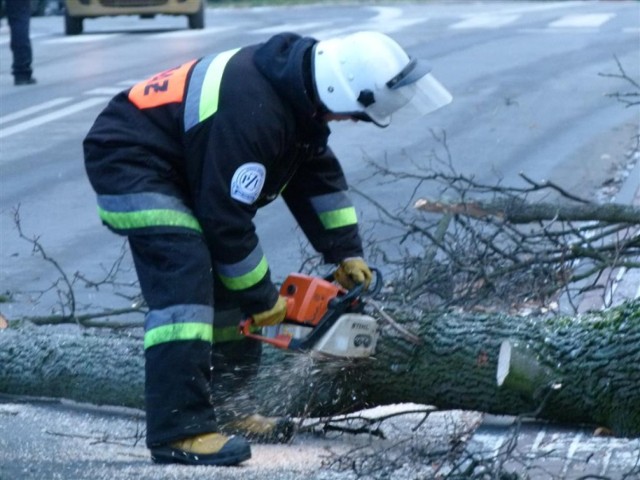 Wichura w powiecie cieszyńskim, strażacy apelują o ostrożność.