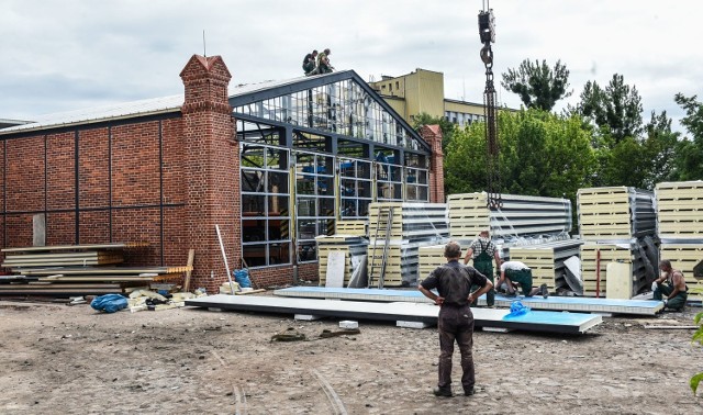 Park trampolin otworzy się przy Zygmunta Augusta w Bydgoszczy we wrześniu, albo nawet szybciej. Inwestor chce, by prace zakończyły się jeszcze w wakacje.  Na razie trwają. 

„Jumpin Palace” - bo tak park będzie się nazywał - powstaje właśnie w starej zajezdni tramwajowej przy ul. Zygmunta Augusta. Co będzie oferował?

Oprócz wielu różnego rodzaju trampolin na miejscu ma się znaleźć jeszcze więcej atrakcji.  Między innymi ścianka wspinaczkowa, baseny z gąbkami, ścieżki akrobatyczne, boisko do zbijaka oraz tramp bike, czyli specjalnie zabezpieczony rower bmx bez kół, dzięki któremu można bezpiecznie ćwiczyć triki.


Pogoda na dzień (23.07.2016) | KUJAWSKO-POMORSKIE
TVN Meteo Active

