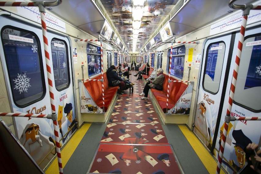 Bajkowe metro w Warszawie. Przyozdobione wagony znajdziecie na linii M1 [ZDJĘCIA]