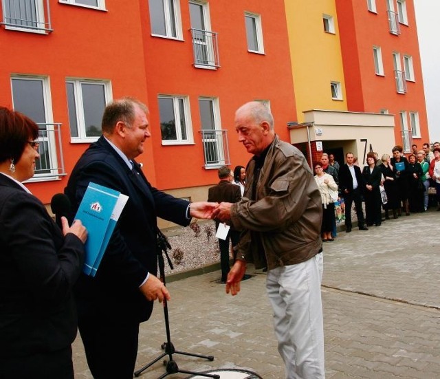Lokatorom klucze do nowych mieszkań wręczał prezydent miasta i dyrektor Landowska