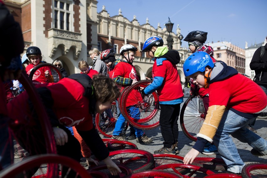 16.03.2016 krakow  
rynek glowny, happening, dzieci ukladaja...