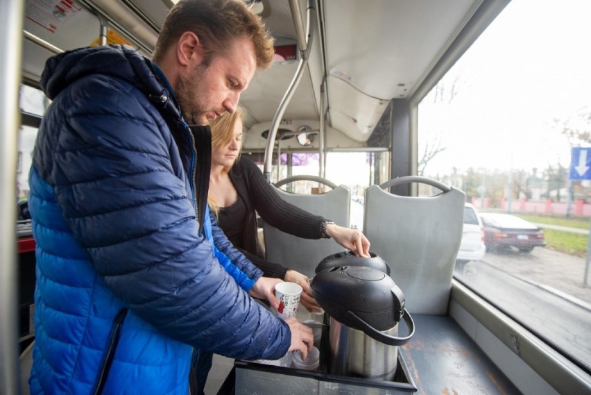 Autobus dla osób bezdomnych ponownie wyjechał na ulice Warszawy. Oferuje transport do placówek, gorące napoje oraz pomoc fachowców