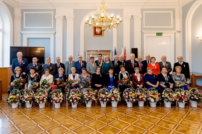 Te pary żyją ze sobą 50 lat lub więcej. Paweł Maj wręczył puławskim małżeństwom medale (Zdjęcia)