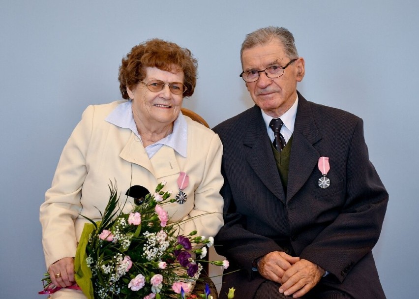 Te pary żyją ze sobą 50 lat lub więcej. Paweł Maj wręczył puławskim małżeństwom medale (Zdjęcia)