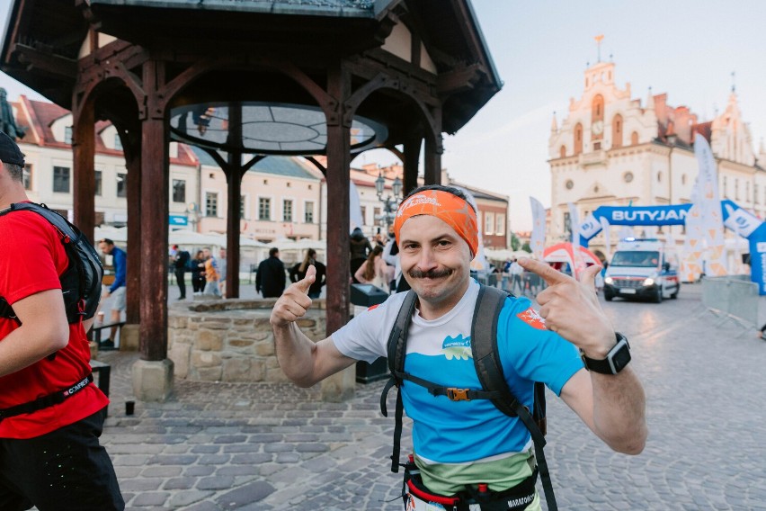 Zawodnicy ósmej edycji Ultramaratonu Podkarpackiego wystartowali z rzeszowskiego Rynku 