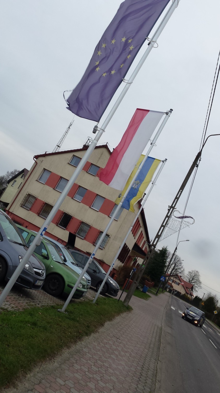 Włodarze gmin z powiatu bytowskiego nie chcą pozbywać się unijnych flag