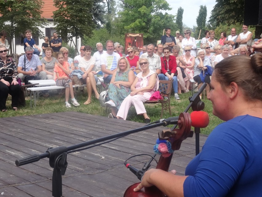 Kolejna "Niedziela u Niechciców" w Russowie. Zespół "Przodki" i Młodzieżowa Orkiestra Dęta OSP w Rajsku porwały widownię do tańca ZDJĘCIA
