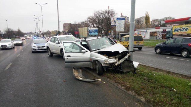 Policjanci z łódzkiej drogówki poszukują kierowcy forda escorta, który w czwartek przed godz. 11 doprowadził do zderzenia z jaguarem, następnie rozbił auto na słupie znaku informacyjnego na al. Jana Pawła II (za skrzyżowaniem z ul. Obywatelską) i uciekł!

Czytaj więcej na następnej stronie