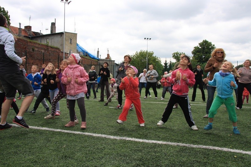 Syców: Sportowy Dzień Mamy i Taty na gimnazjalnym orliku z Przedszkolem nr 3