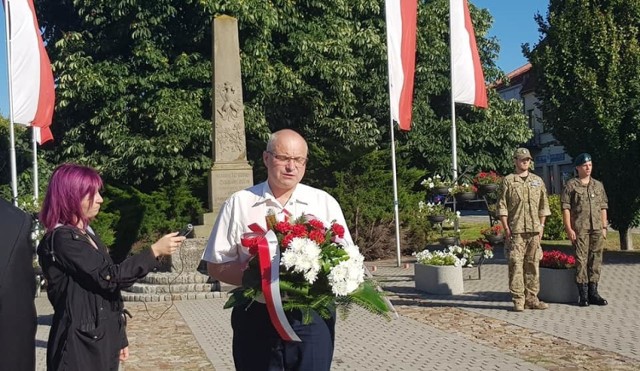 W Opatowie w 76 rocznicę wybuchu Powstania Warszawskiego  uroczystości upamiętniające ten wielki czyn zbrojny odbyły się przy pomniku majora Ludwika Topora Zwierzdowskiego. Na zdjęciu wiązankę kwiatów składa starosta opatowski Tomasz Staniek.

Na kolejnych slajdach zdjęcia z uroczystości w Opatowie