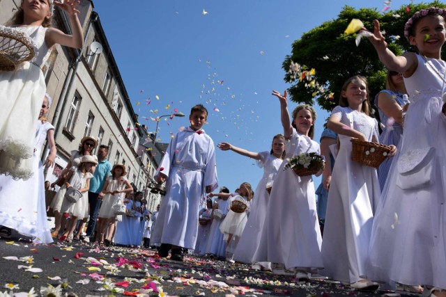 Procesja Bożego Ciała w Międzychodzie łączy dwie parafie. W 2023 roku w uroczystości wzięły udział tysiące wiernych (8.06.2023).