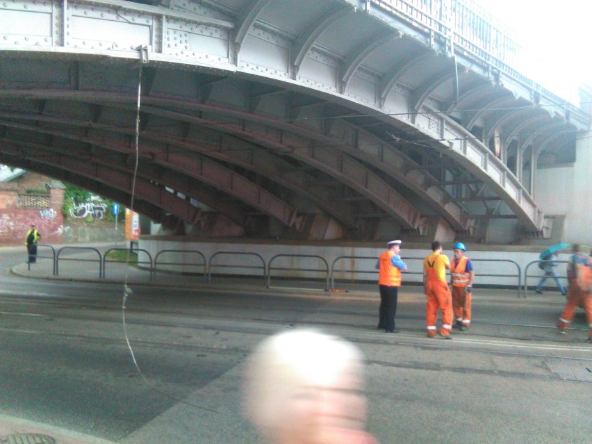 Zablokowany był przejazd pod wiaduktem na al. Hallera. Tramwaje już kursują [zdjęcia]