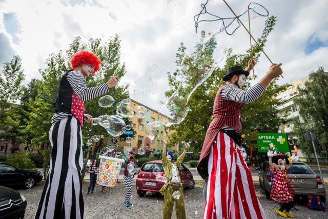 Przed szpitalem pojawili się szczudlarze i wielkie maskotki. Były pokazy żonglerki w wykonaniu klaunów, magiczne sztuczki i kolorowe bańki.