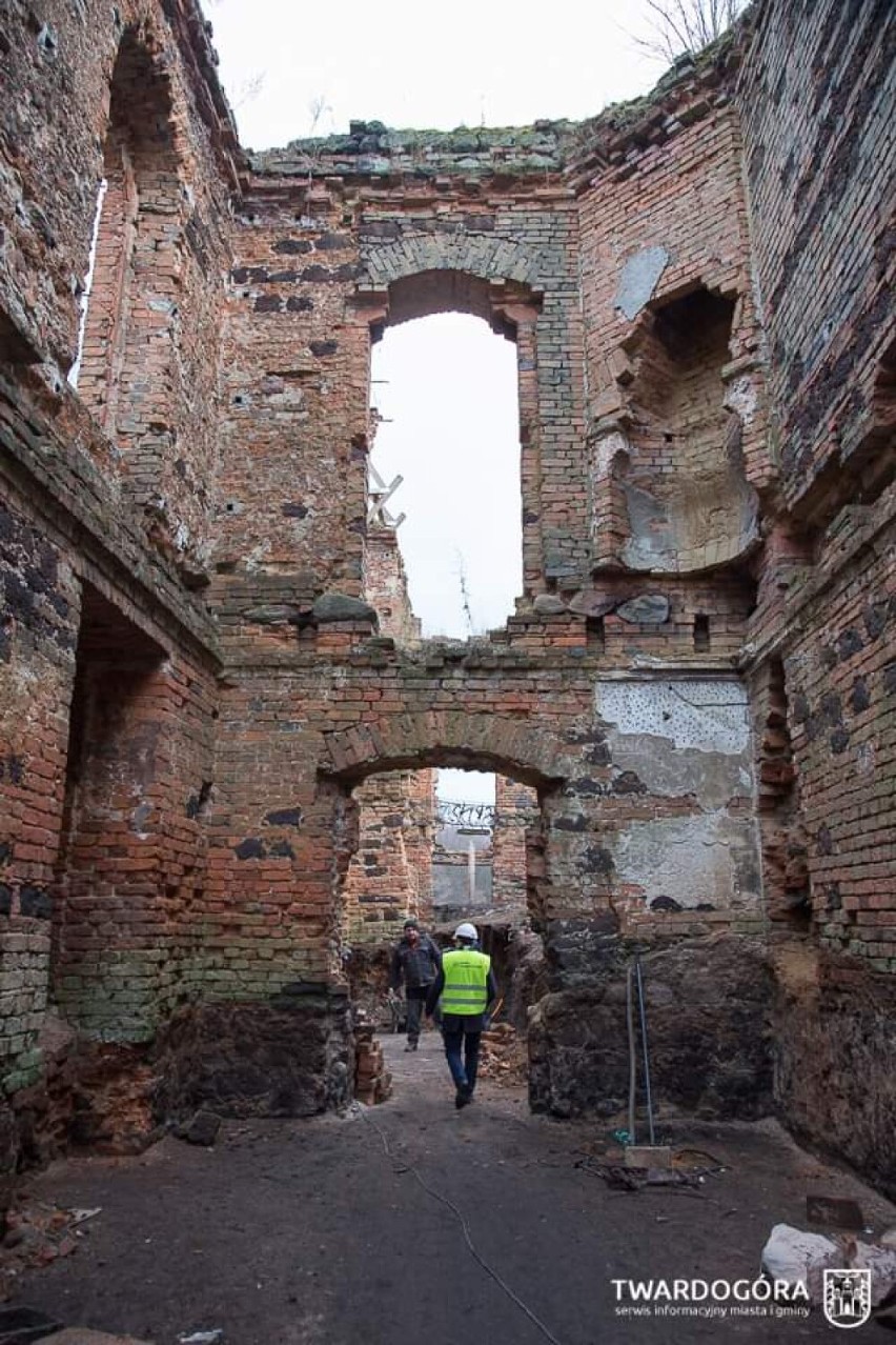 Stara skrzynia w ruinach pałacu w Goszczu. Co jest w środku? 